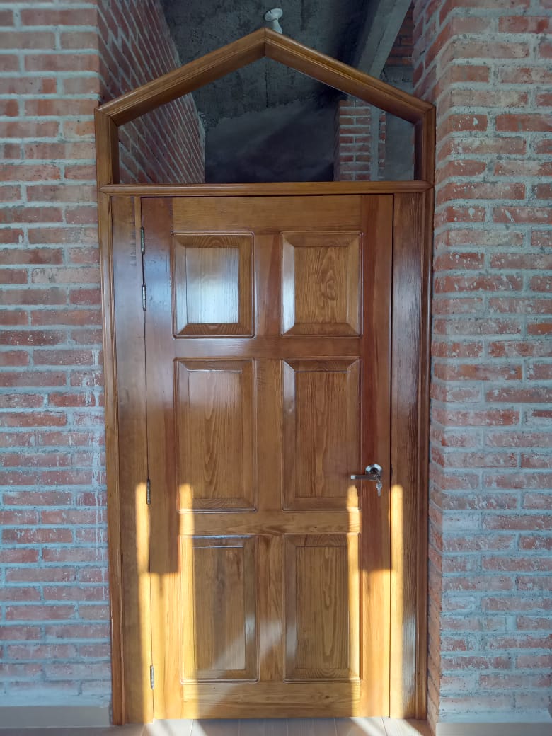 Puerta de Madera de Pino "Seis Tableros" con Fijo Superior