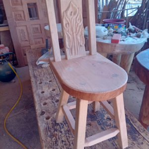 Banco para comedor o para barra, tallados de alcatraces