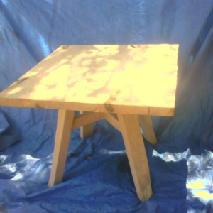 Mesa cuadrada de madera de mezquite pata ladiada