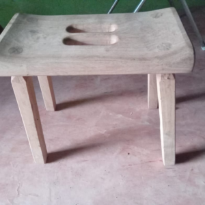 Banco silludo de madera de mezquite con agarradera en medio