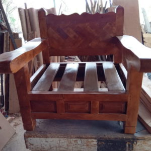 Sillón con petatillo y tableros alrededor en madera de mezquite