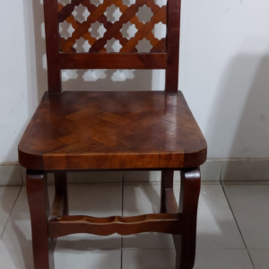 Silla con petatillo y respaldo tejido de estrella en madera de mezquite