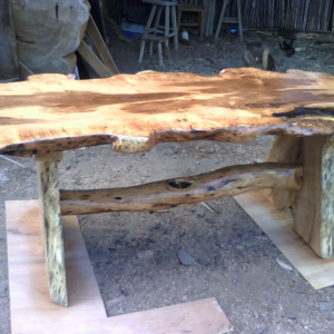Mesa rustica en un solo tablon de dos patas en madera de mezquite
