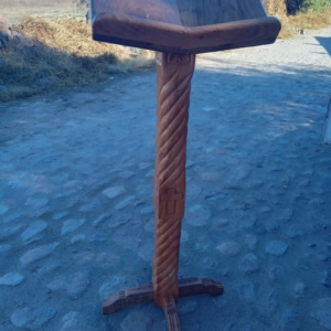 Ambon religioso para lectura, en madera de mezquite ,grabado de torzal ,flores y cruz ,pata de gallo grabada