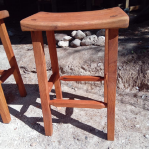 Banco silludo con trabas, para barra,en madera solida de mezquite terminado con aceite de linaza