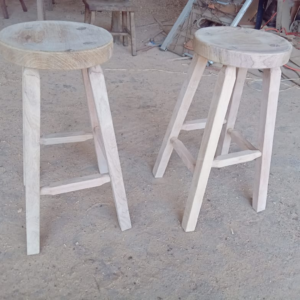 Banco redondo para barra o chocomilero, en madera de mezquite al natural