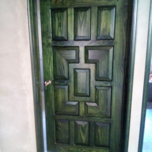 Puerta tableriada en madera solida de mezquite o madera de pino al natural o entintada