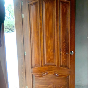 Puerta tableriada con molduras sobrepuestas en madera solida de mezquite o pino al natural o entintada
