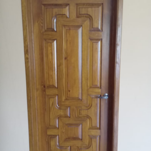 Puerta tableriada en madera solida de mezquite o madera de pino entintada o al natural