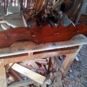 Perchero en madera solida de mezquite o madera de pino en forma de yugo