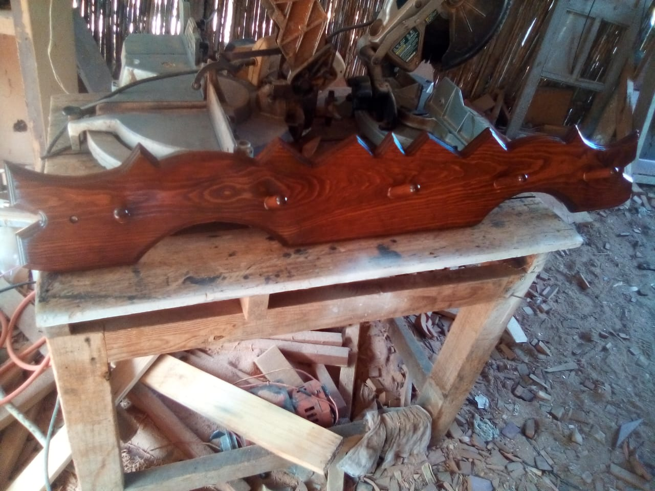 Perchero en madera solida de mezquite o madera de pino en forma de yugo