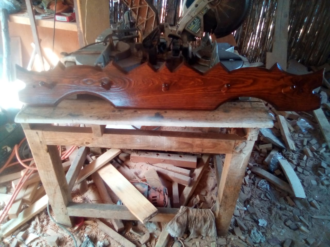 Perchero en madera solida de mezquite o madera de pino en forma de yugo - Image 2