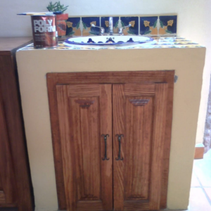 Puertas tableriadas para lavamanos en madera solida de mezquite o madera de pino