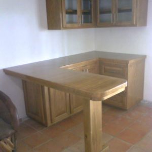Cocina con gavinetes y barra, en madera solida en mezquite o madera de pino